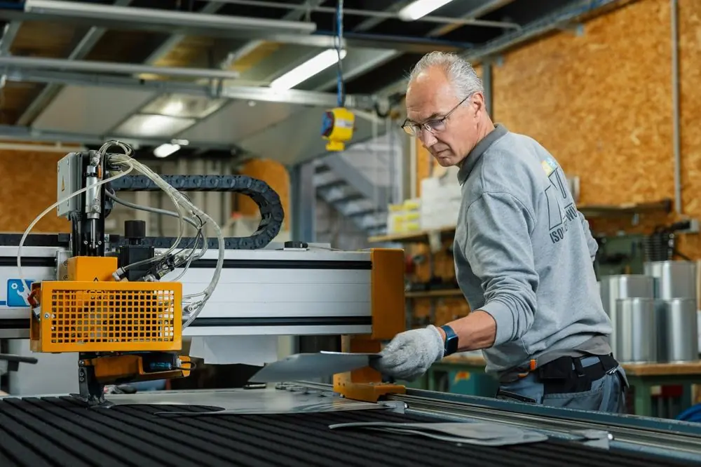 ITW-Mitarbeiter an der CNC-Blechzuschnittmaschine
