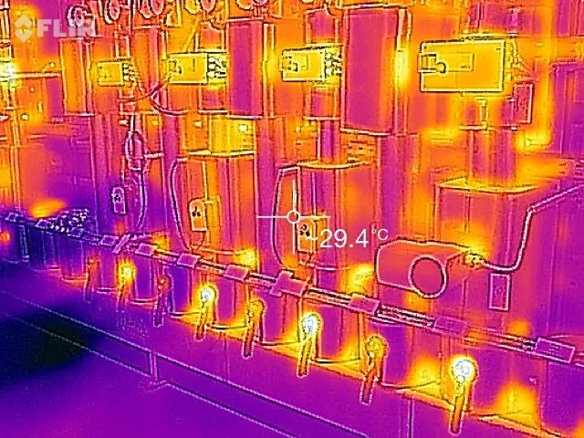 Wärmebildaufnahme einer technischen Anlage zeigt Wärmeverluste
